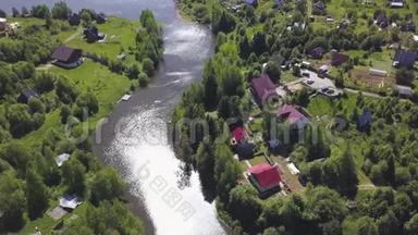 鸟瞰美丽的俄罗斯小村庄和郊区水边房屋.. 剪辑。 令人叹为观止的森林地区